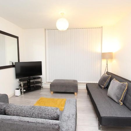 Spacious 1- Bedroom Apartment In E16 Лондон Экстерьер фото
