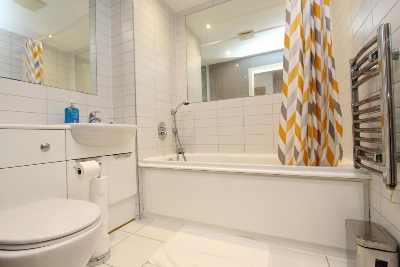 Spacious 1- Bedroom Apartment In E16 Лондон Экстерьер фото